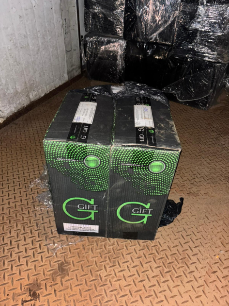 Cajas de cigarrillos Gift incautadas durante procedimiento por contrabando.