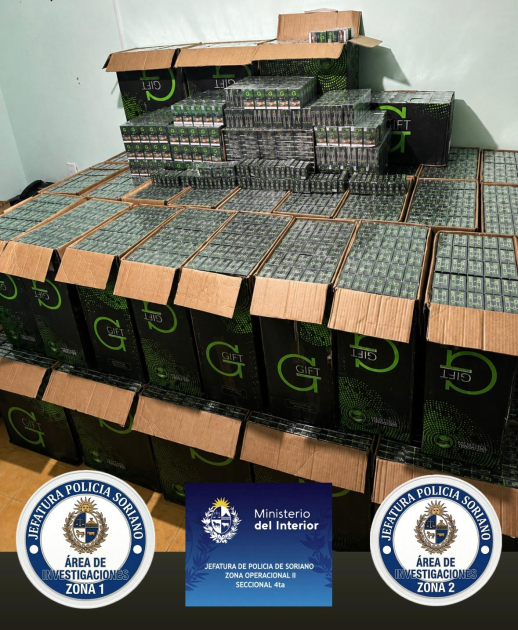 Cajas de cigarrillos Gift incautadas durante operativo policial por contrabando en Villa Soriano.
