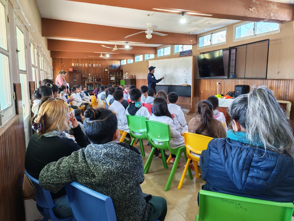 Niños y padres en el taller dictado por Policías Niños y padres en el taller dictado por Policías