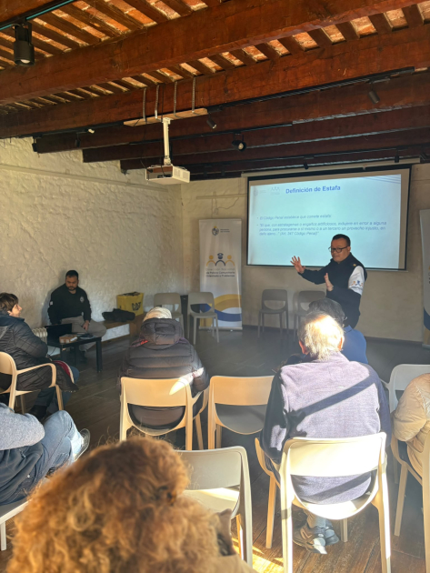 Policía de PCOP dando el taller Policía de PCOP dando el taller