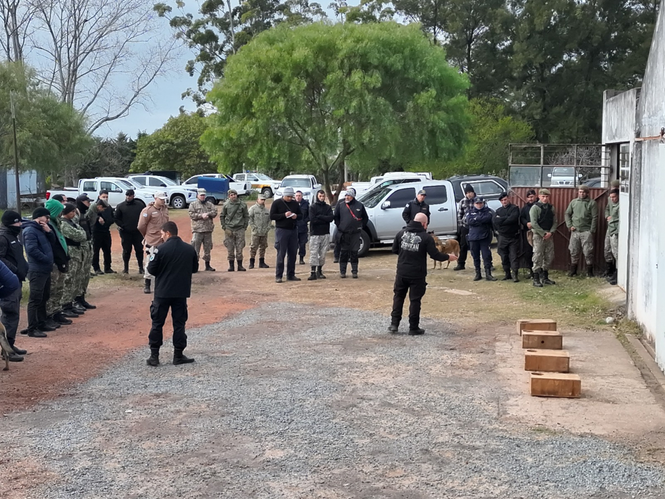 Apertura del Primer Encuentro Nacional de Canes Detectores Instructores, conductores y participantes de distintas unidades del país