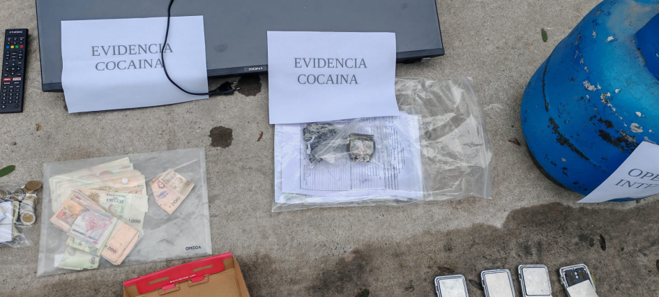 Parte de los objetos incautados en la vereda