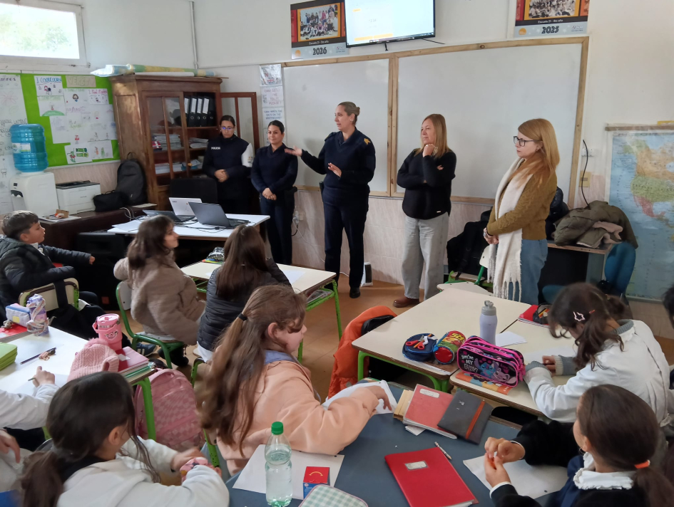 Charla en escuela N° 21 de Punta del Este Charla en escuela N° 21 de Punta del Este