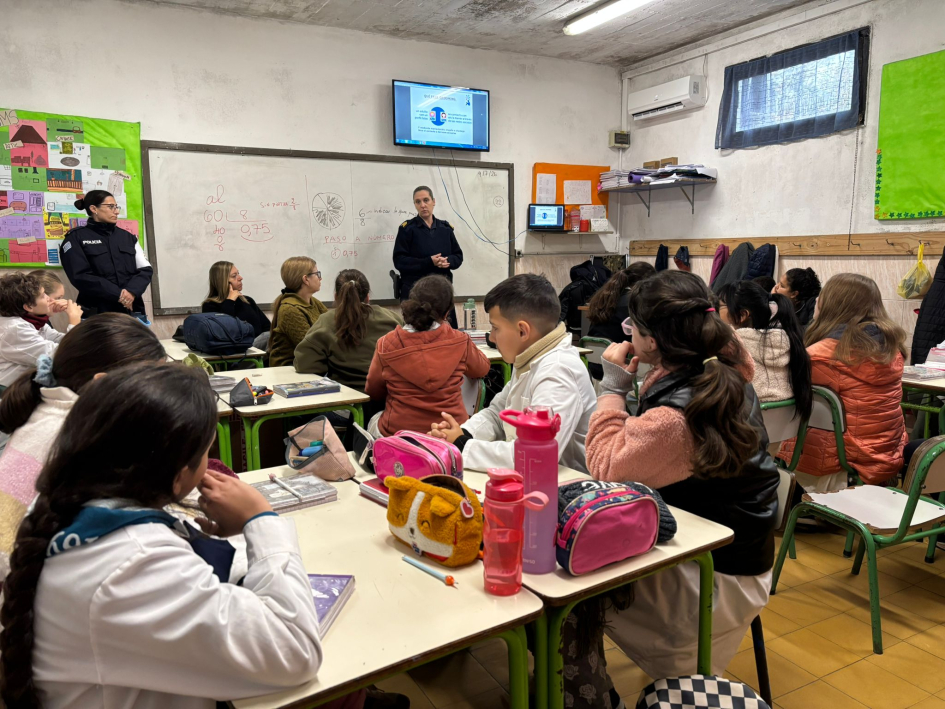 Charla en escuela N° 21 de Punta del Este Charla en escuela N° 21 de Punta del Este