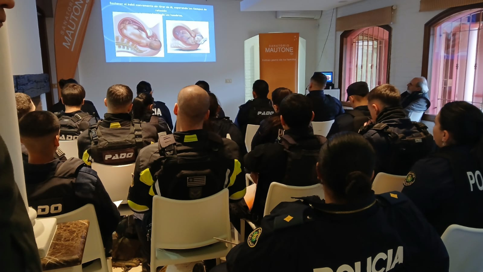 jornada de capacitación sobre actuación ante partos inminentes en el ámbito extrahospitalario Policias durante preparación para la atención de partos inminentes
