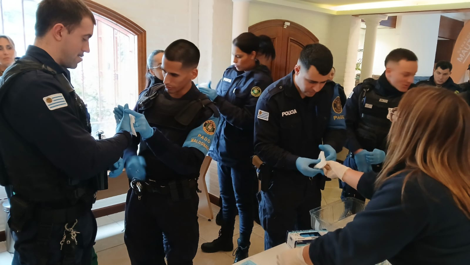 jornada de capacitación sobre actuación ante partos inminentes en el ámbito extrahospitalario Policias durante preparación para la atención de partos inminentes