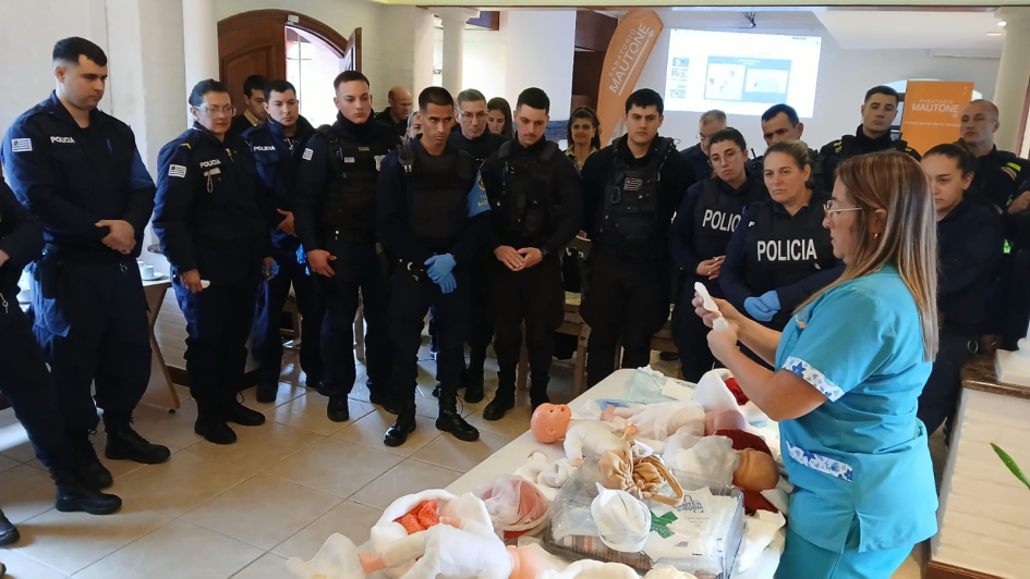 jornada de capacitación sobre actuación ante partos inminentes en el ámbito extrahospitalario Policias durante preparación para la atención de partos inminentes