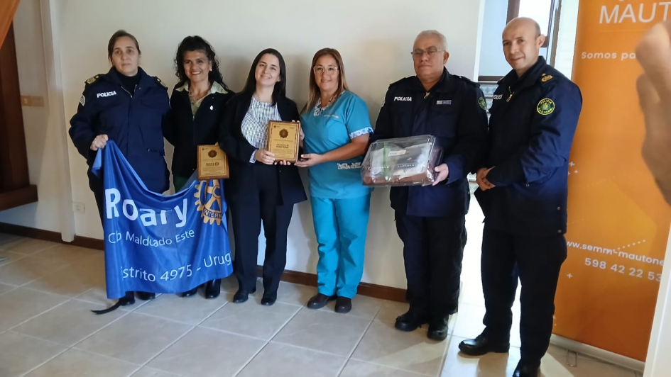 jornada de capacitación sobre actuación ante partos inminentes en el ámbito extrahospitalario Jerarcas de la Jefatura de Policía, entregando reconoocimientoo al Rotary Club