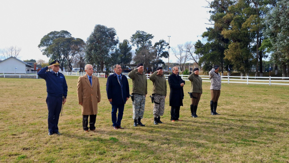 Director Nacional de la Guardia Republicana y autoridades rindiendo honores a los caidos Autoridades haciendo saludo policial en honor a los coraceros caidos.