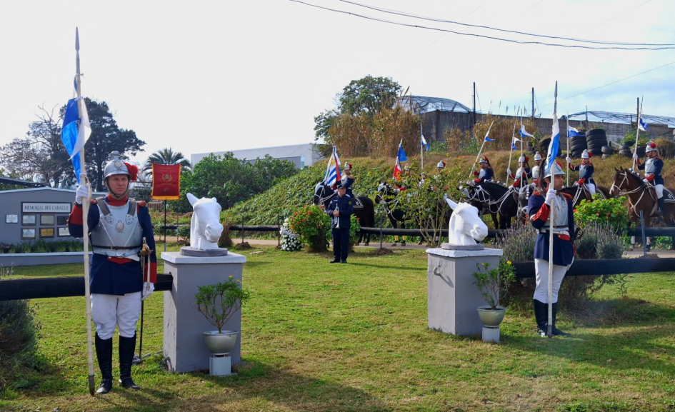 Memorial del Caballo Memorial del caballo con custodia de Guardia de Coraceros de gala formada