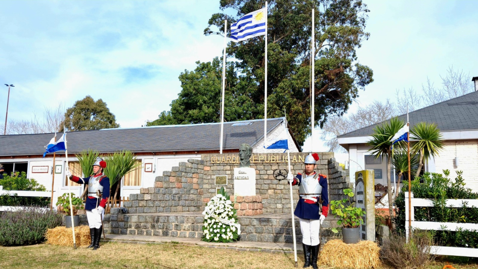 Memorial de Guardias de Coraceros caídos en cumplimiento del deber Memorial a Guardias de Coraceros caidos con escolta de gala y ofrenda floral