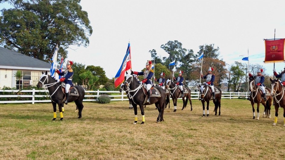 Pabellón Nacional y Escoltas montados Formación de Pabellón Nacional y escoltas montados con uniforme de gala