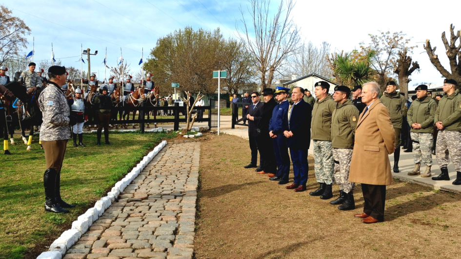 Autoridades y Jefe de Unidad Coraceros frente al Memorial del Caballo Jefe de parada frente a Autoridades en área del memorial al caballo