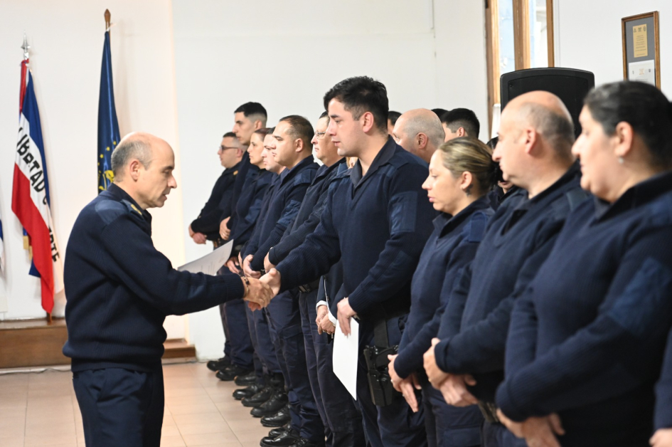 Sub Jefe de Policia entregando reconocimientos