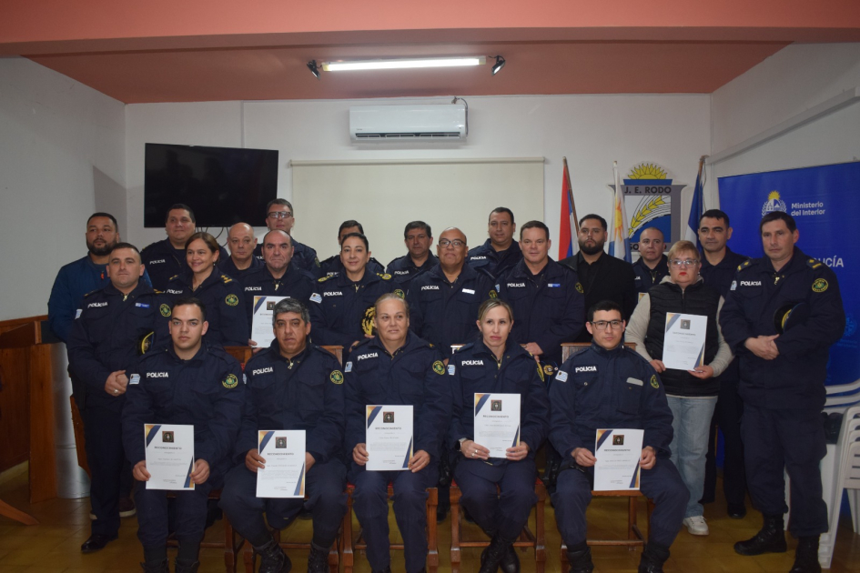 Autoridades y personal policial durante una ceremonia de entrega de reconocimientos