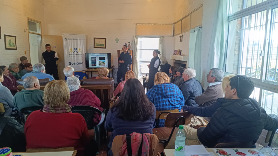 Policía Comunitaria expone sobre prevención de estafas en centro diurno Funcionarios policiales brindan charla sobre prevención de estafas a personas mayores.