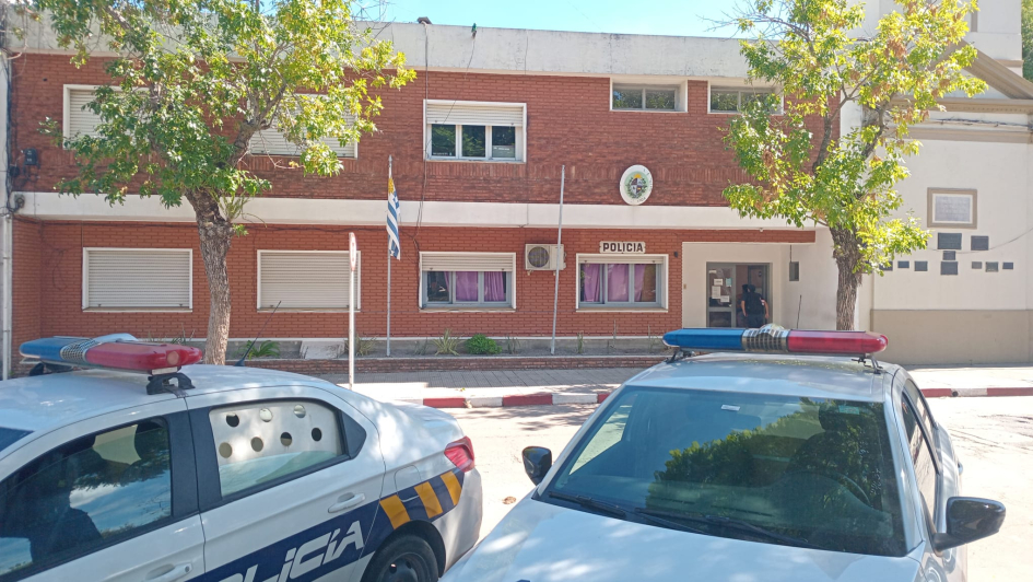 Seccional Quinta de Dolores, dependencia policial ubicada en la ciudad del departamento de Soriano Vista exterior de la Seccional Quinta de Dolores con móviles policiales estacionados al frente.