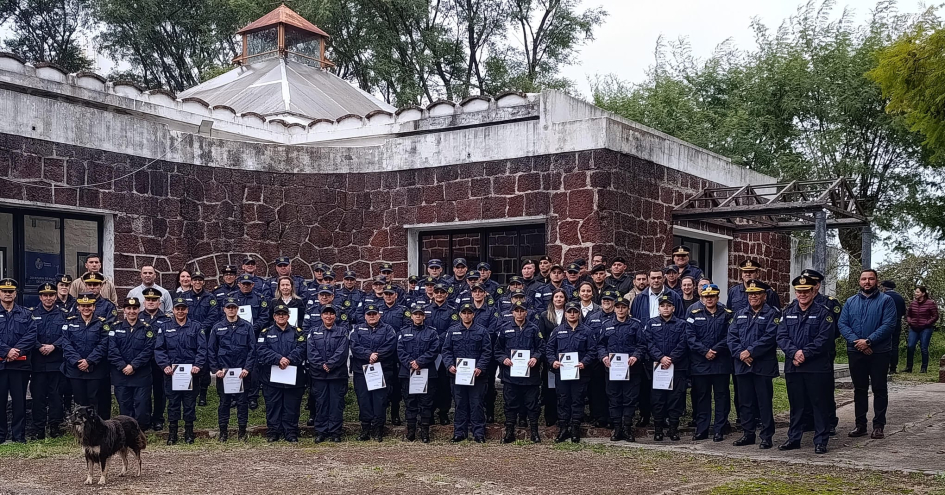 Entrega de reconocimientos en Mercedes. Autoridades y personal policial durante una ceremonia de entrega de reconocimientos.