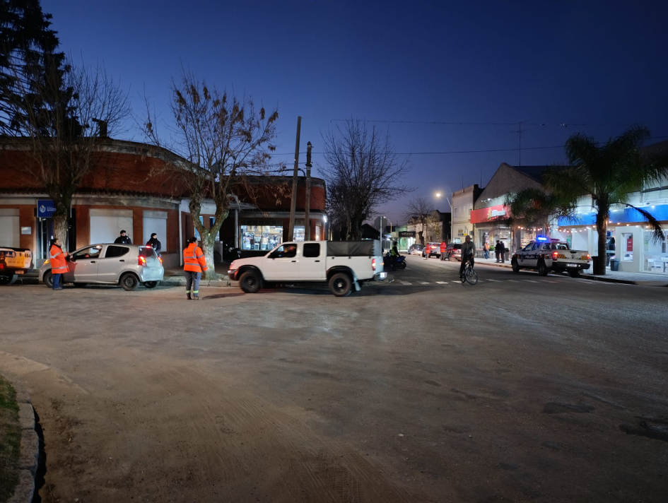 Operativo Impacto en el centro de Cardona Personal policial y de apoyo realiza controles vehiculares durante el Operativo Impacto.