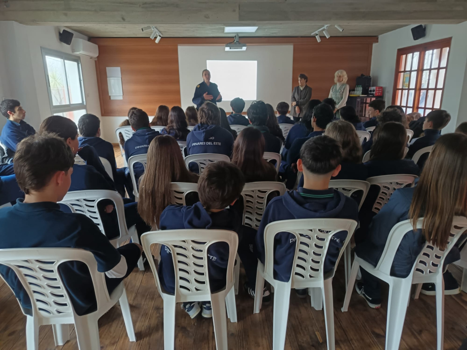 Alumnos presenciando charla Alumnos presenciando charla