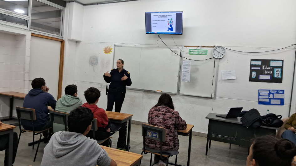 Alumnos presenciando charla Alumnos presenciando charla