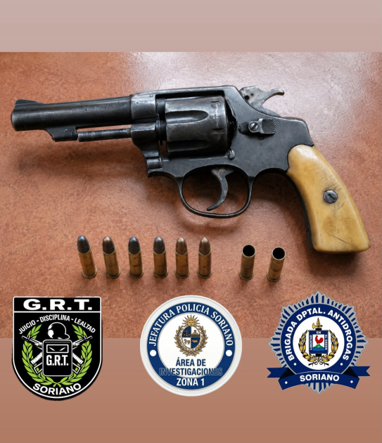 Arma de fuego, municiones y efectos incautados durante el procedimiento Revólver, municiones y vainas incautados durante el operativo policial
