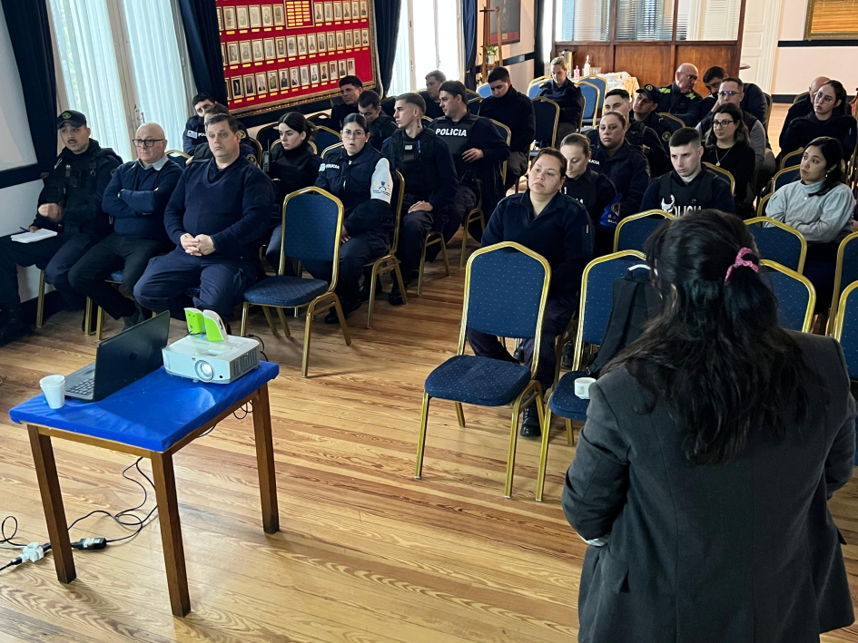 Charla de prevención de conductas suicidas Policías escuchando a los expositores
