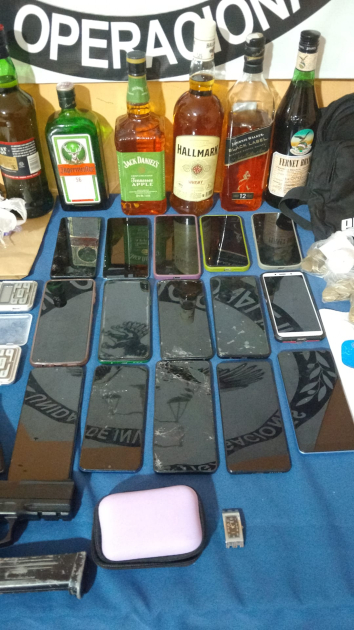 Celulares y botellas de bebidas