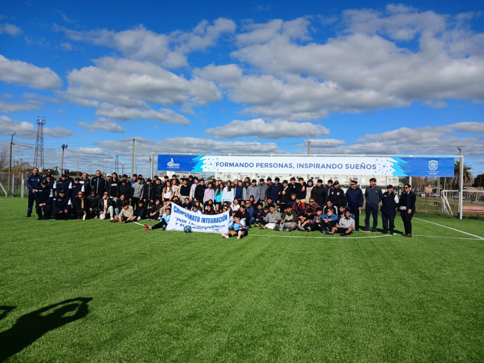 Participantes del torneo "Pelota al Medio a la Esperanza" en Dolores Estudiantes, docentes y autoridades durante el torneo en la ciudad de Dolores.