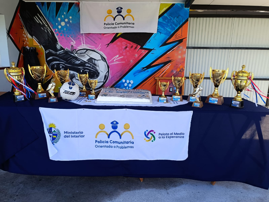Trofeos y reconocimientos del torneo "Pelota al Medio a la Esperanza" Trofeos y premios entregados durante el torneo de integración en Dolores.