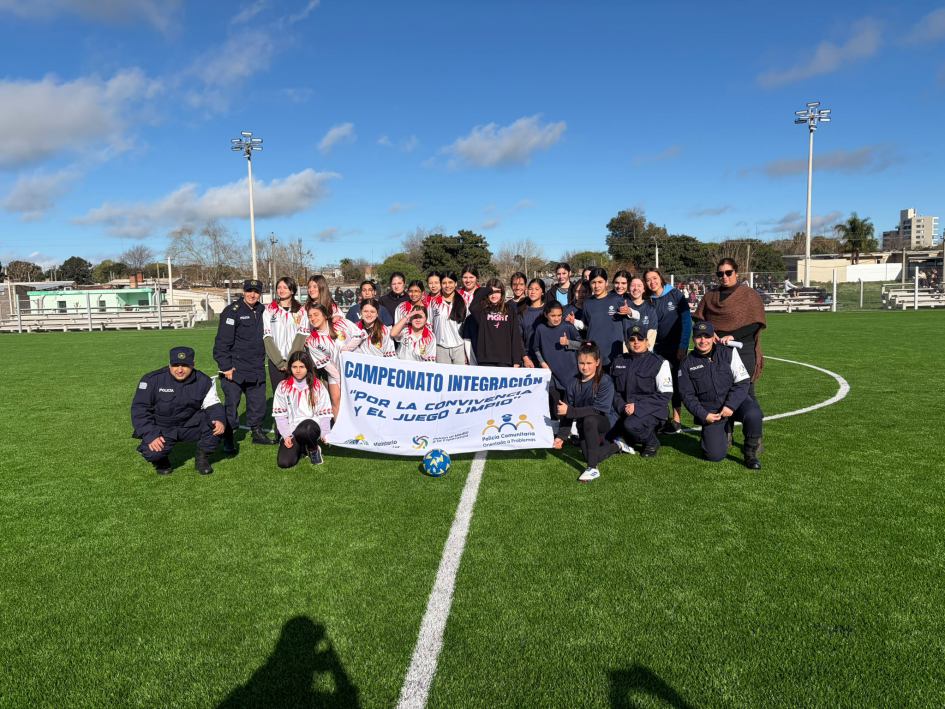 Participantes del campeonato de integración por la convivencia y el juego limpio Estudiantes y policías durante el campeonato de integración en Dolores.
