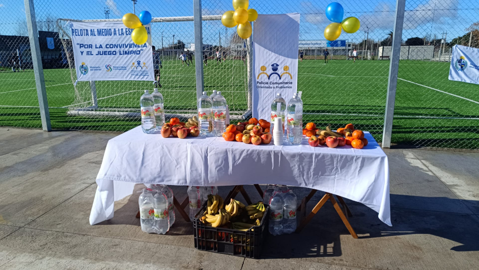 Puesto de hidratación y alimentación para los participantes Mesa con frutas, agua y refrigerio para los participantes del torneo.