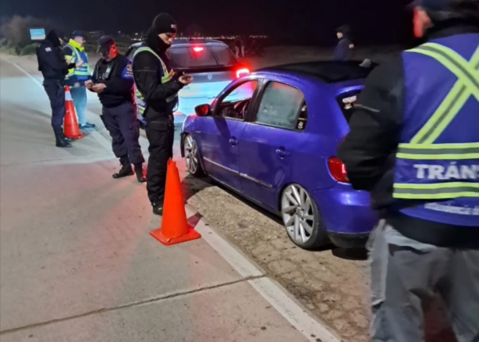 Personal policial e inspectores de tránsito realizando controles en operativo Personal policial e inspectores de tránsito realizando controles en operativo