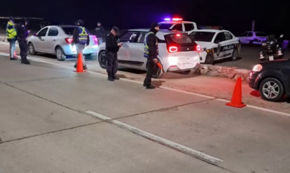 Personal policial e inspectores de tránsito realizando controles en operativo Personal policial e inspectores de tránsito realizando controles en operativo