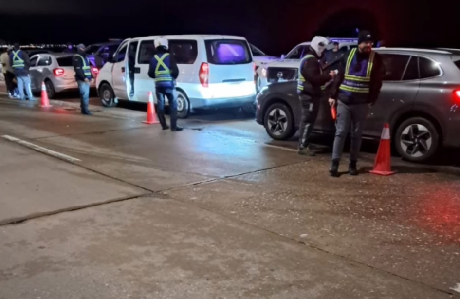 Personal policial e inspectores de tránsito realizando controles en operativo Personal policial e inspectores de tránsito realizando controles en operativo