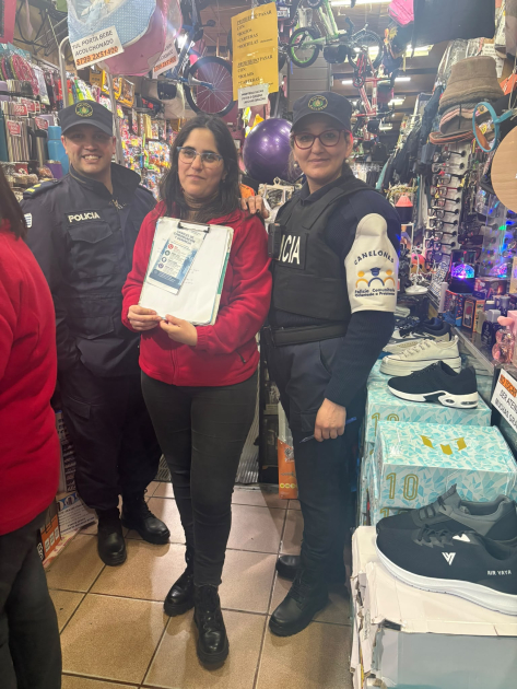 Policía entregando folleto a vecina Policía entregando folleto a vecina