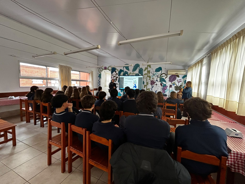 Alumnos del colegio IUA asistiendo charla Alumnos del colegio IUA asistiendo charla