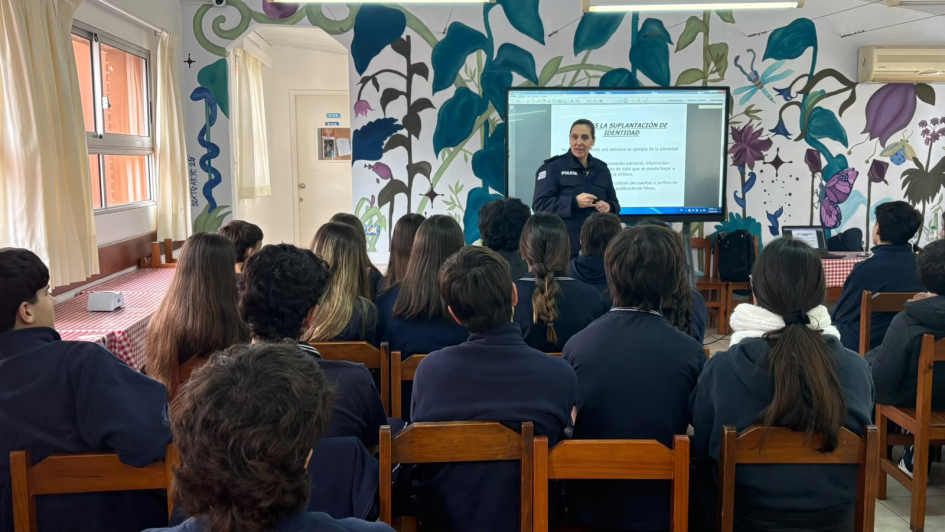 Alumnos del colegio IUA asistiendo charla Alumnos del colegio IUA asistiendo charla