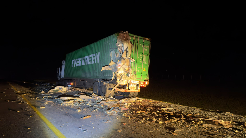 Colisión de camiones de carga en ruta 3 Intervención policial por colisión de camiones de carga