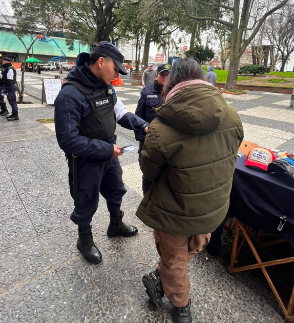 Policía entregando folleto Policía entregando folleto