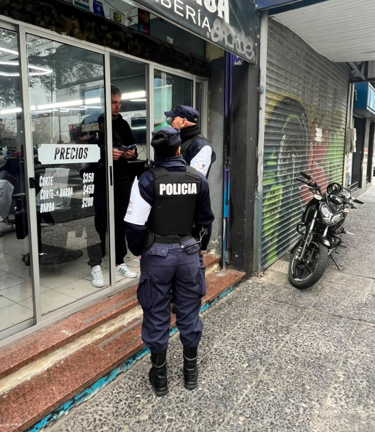 Policía entregando folleto Policía entregando folleto