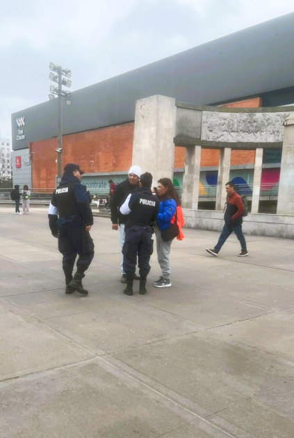 Policía entregando folleto Policía entregando folleto
