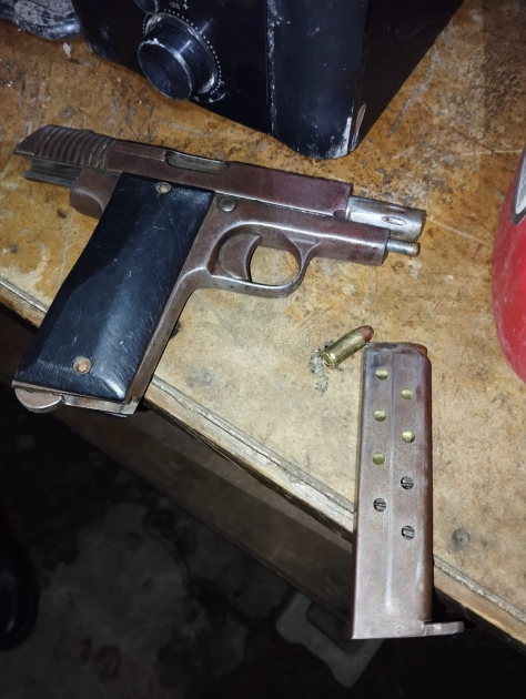 Arma de fuego incautada en allanamiento Pistola, cargador y munición incautados durante la Operación Argos.