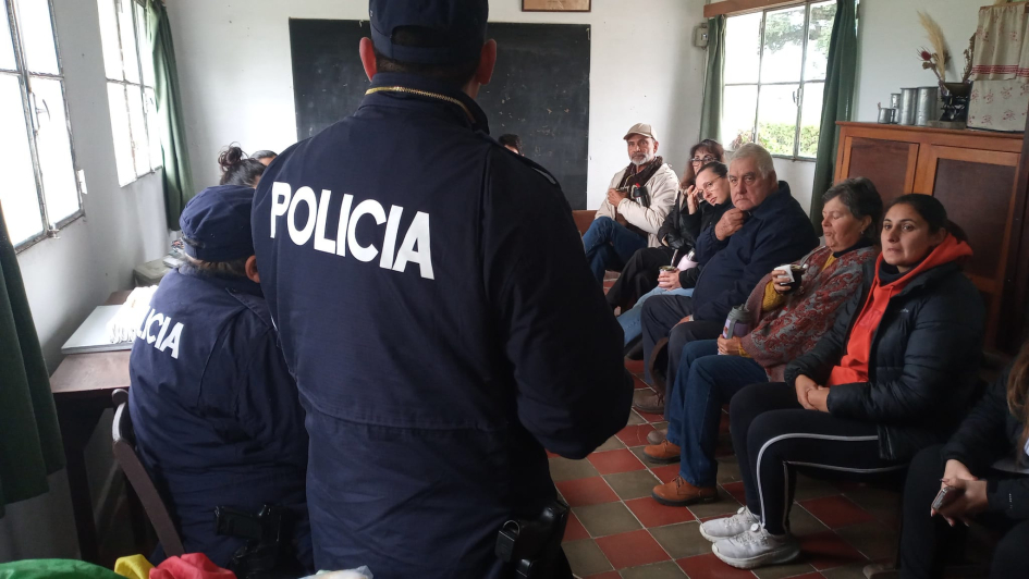 Policía participó en actividad junto a la comunidad rural Personal policial junto a vecinos durante la actividad realizada en Parada Olivera.