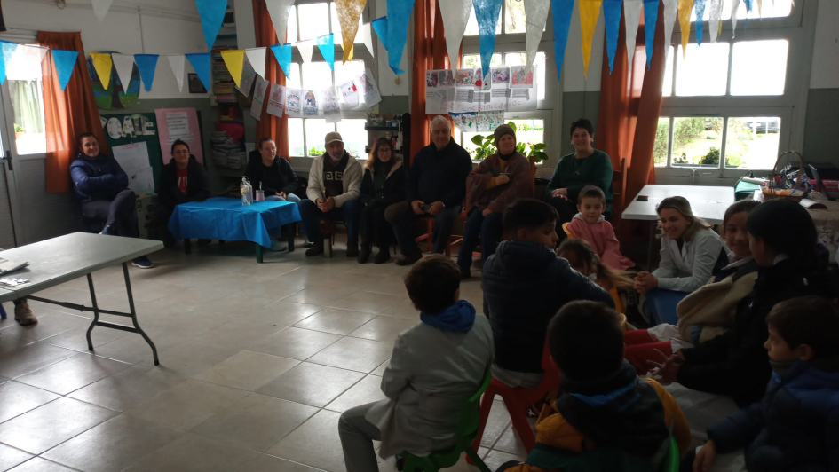 Actividad de la Mesa de Desarrollo Rural en Parada Olivera Niños, familias y vecinos durante la actividad realizada en la Escuela N.º 67.