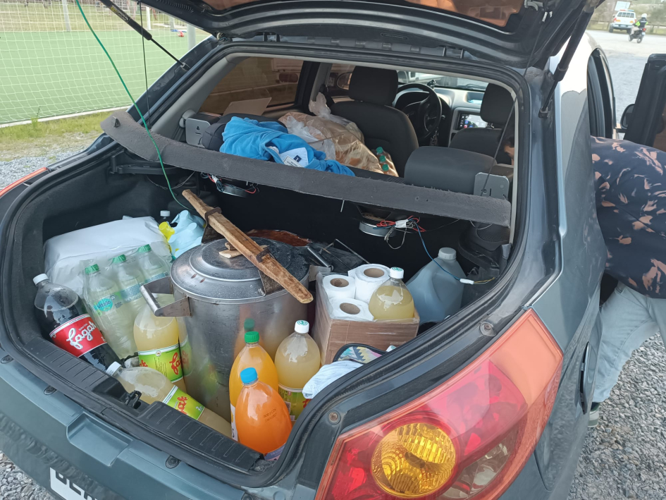 Un auto cargado con alimentos y bebidas donados