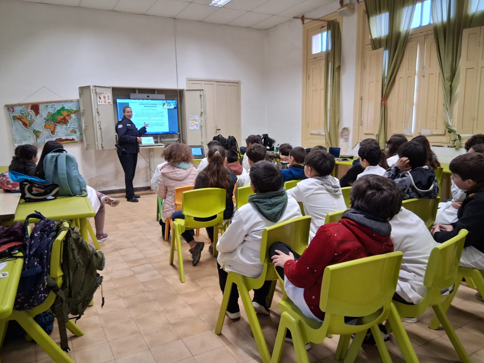 Encargada de Policía comunitaria dando charla Encargada de Policía comunitaria dando charla
