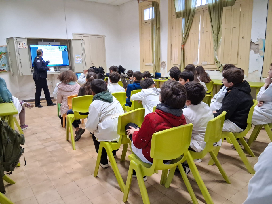 Encargada de Policía comunitaria dando charla Encargada de Policía comunitaria dando charla