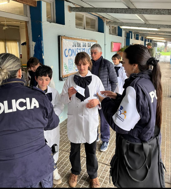 Policía entregando folleto Policía entregando folleto