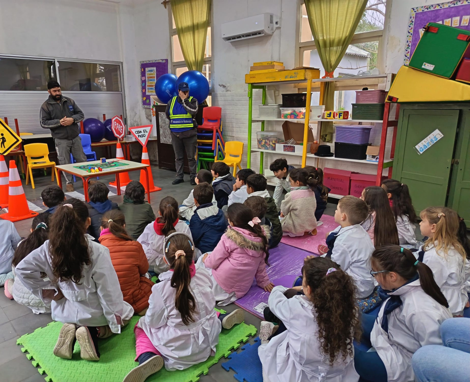 Inspectores de Tránsito con alumnos - Día Internacional del Peatón Inspectores de Tránsito con alumnos - Día Internacional del Peatón